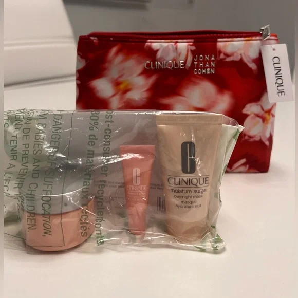 NWT CLINIQUE GIFT WITH PURCHASE BAG
GLOWY AND BRIGHT KIT: MOISTURE SURGE SET - Picture 2 of 9